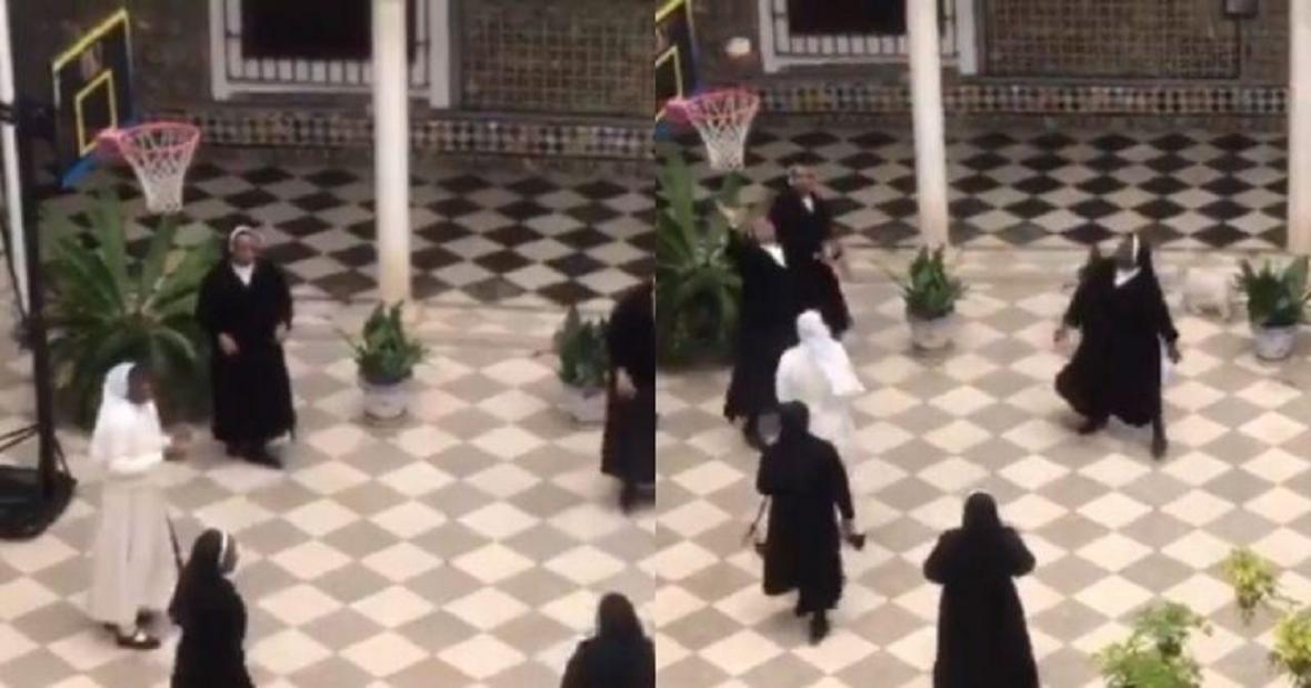 بسکتبال بازی کردن راهبه های زن در داخل کلیسا
