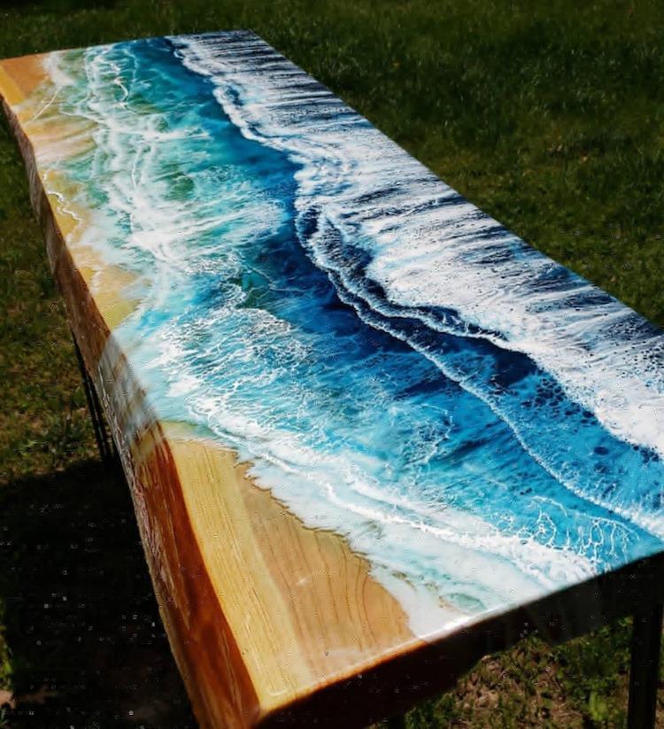 هنرمندی که میزهایی با چوب و رزین می سازد که یادآور زیبایی امواج دریاها و اقیانوس ها هستند