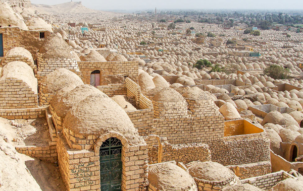دریای بی پایان قبر ها در شهر مردگان مصر دریای بی انتها قبر ها در شهر مردگان مصر